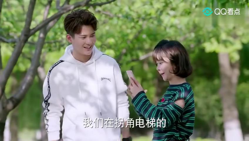 应对降温降雪天气 重庆机场给飞机“洗澡”